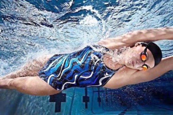 Antoanela Mânac, elevă a Colegiului Eminescu, este vicecampioană naţională la înot